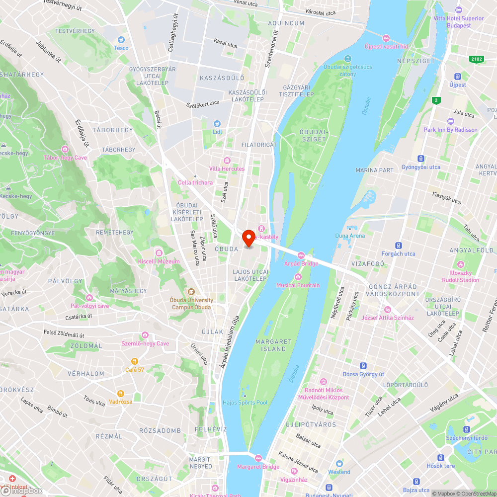 Fáradtan pihenő poller a Korona tér sarkán bejelentés helye