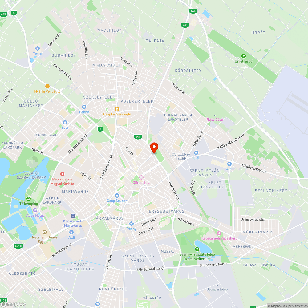 Csupasz közúti lámpaoszlop a vasútkerti buszmegállóban. bejelentés helye
