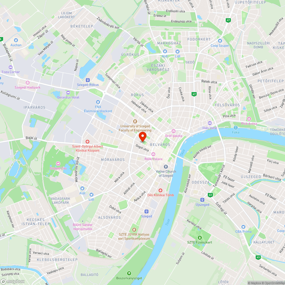 Összetört,hiányos pad a Zsinagóga előtt. bejelentés helye