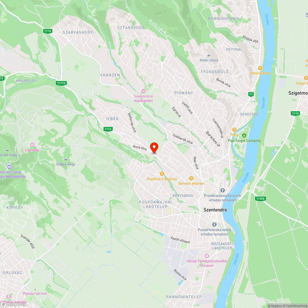 Iskolaépülettel szemben árokba szórt funérlemez bejelentés helye