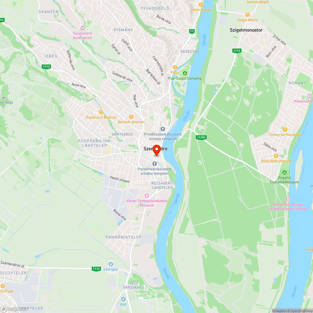 Széttört díszburkolati elem az Édeni Édességek Boltja előtt bejelentés helye