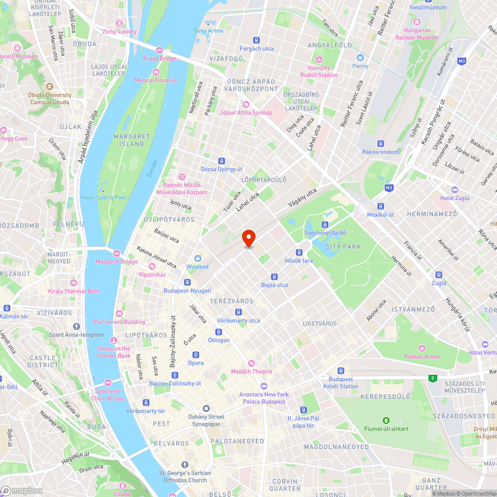 Elektromos szekrény nyitva van, ajtó nélkül az iskola sarkánál. bejelentés helye