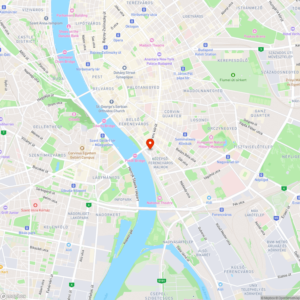 Enyhén ferdén álló közúti jelzőtábla (KRESZ tábla) bejelentés helye