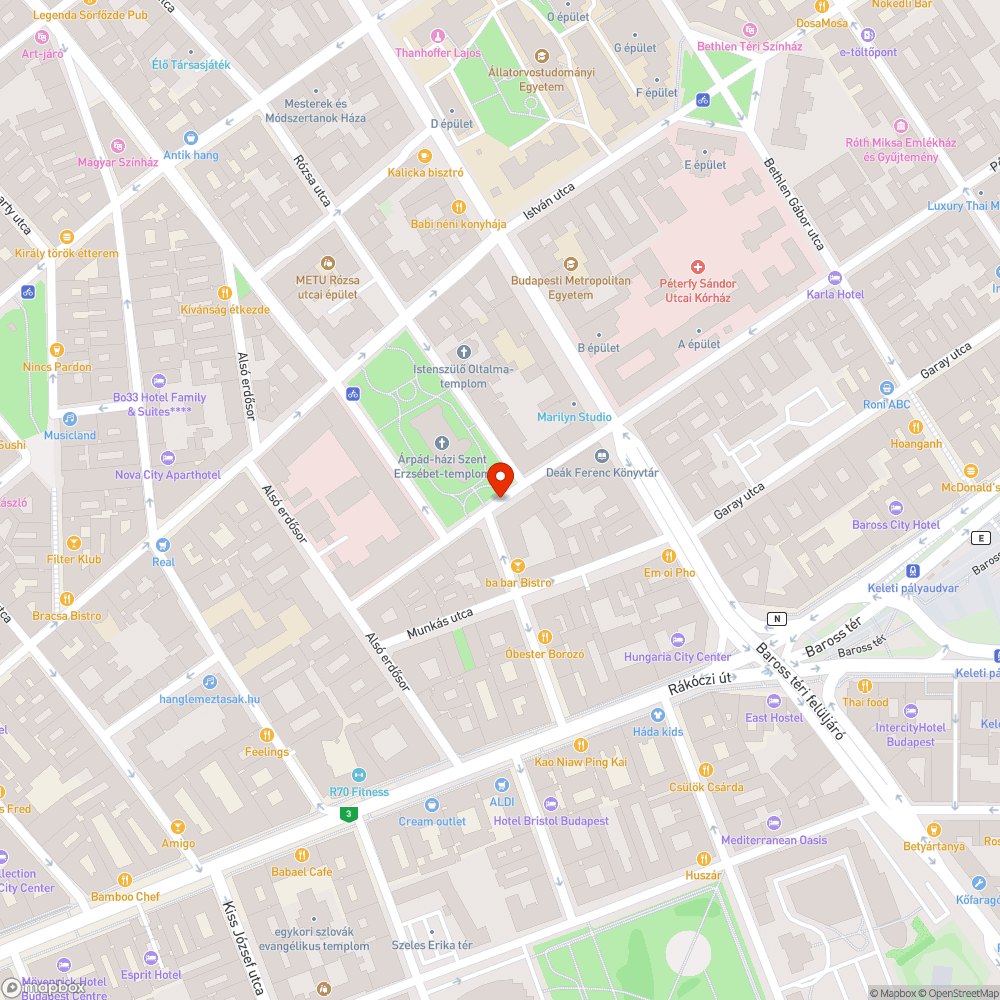 Rózsák terén szabálytalanul és ingyen parkoló Hummer bejelentés helye