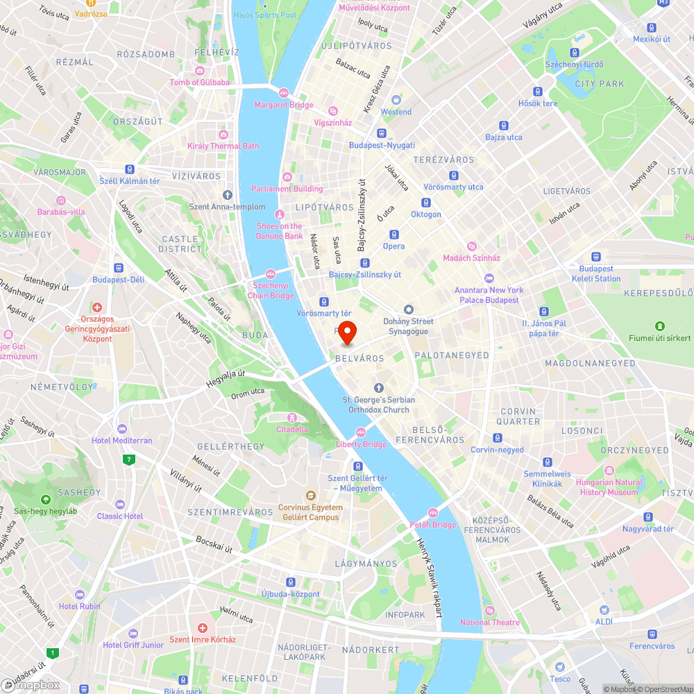 Megrongált rács a telepített fa körül bejelentés helye