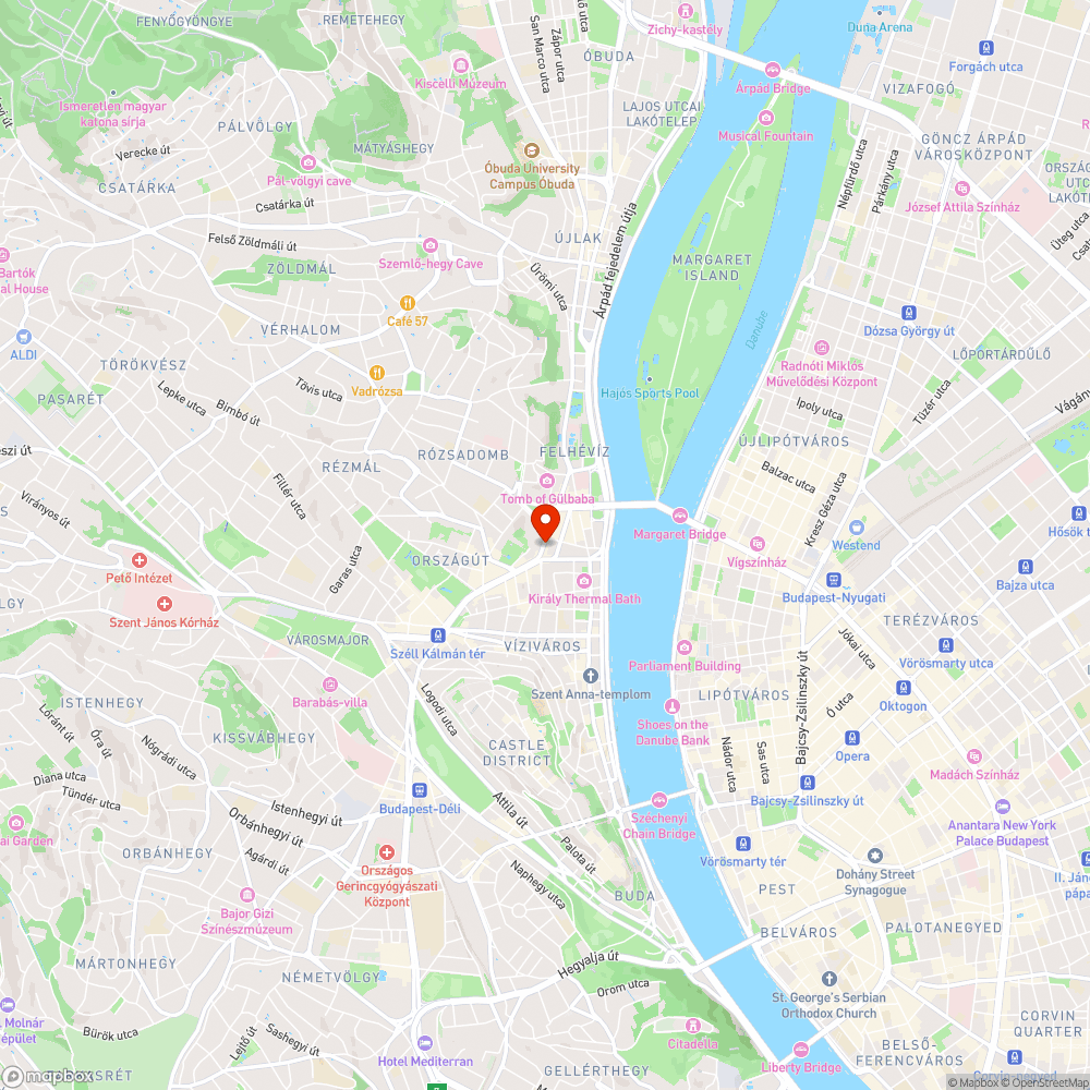 Lyuk a járdán, rongált pad bejelentés helye