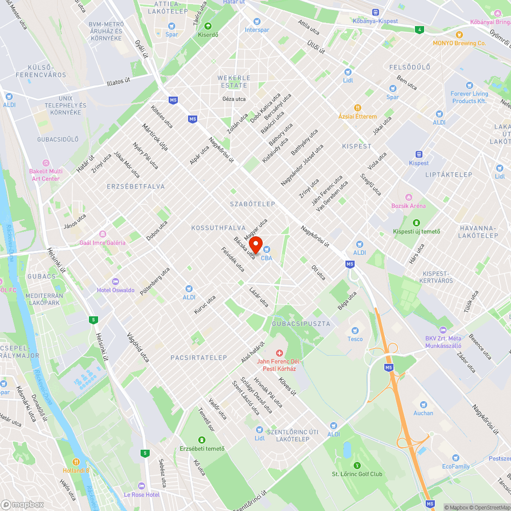 Közlekedési tábla a fák között bejelentés helye