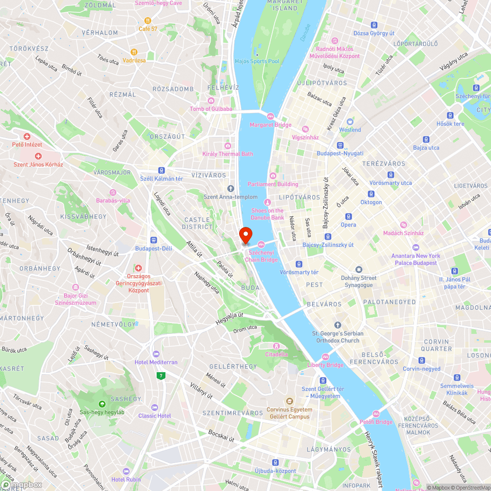 Felbontott járda a Lánchíd alatti bicikliúton bejelentés helye