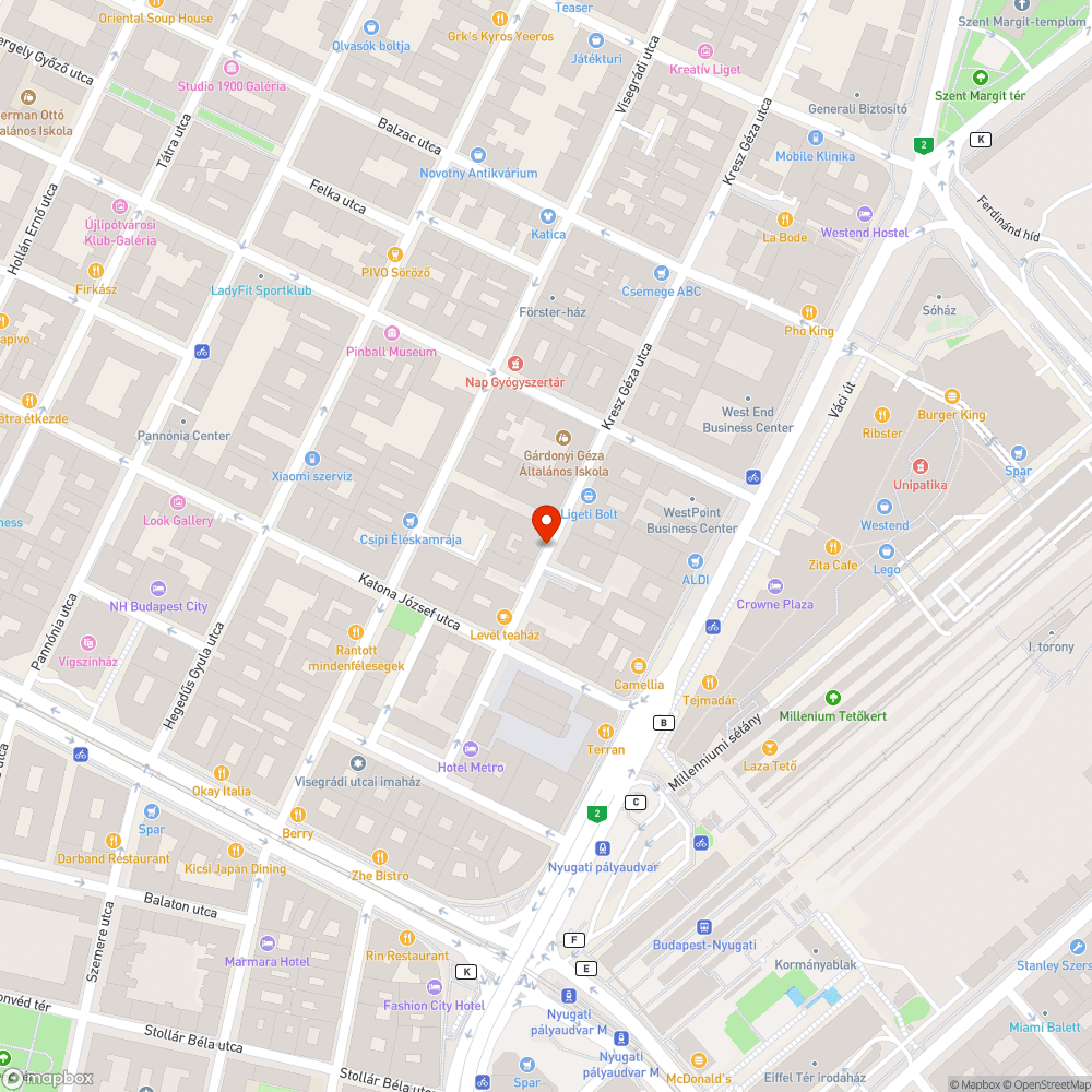 Kibelezett robogók foglalják a kerékpártámaszokat bejelentés helye