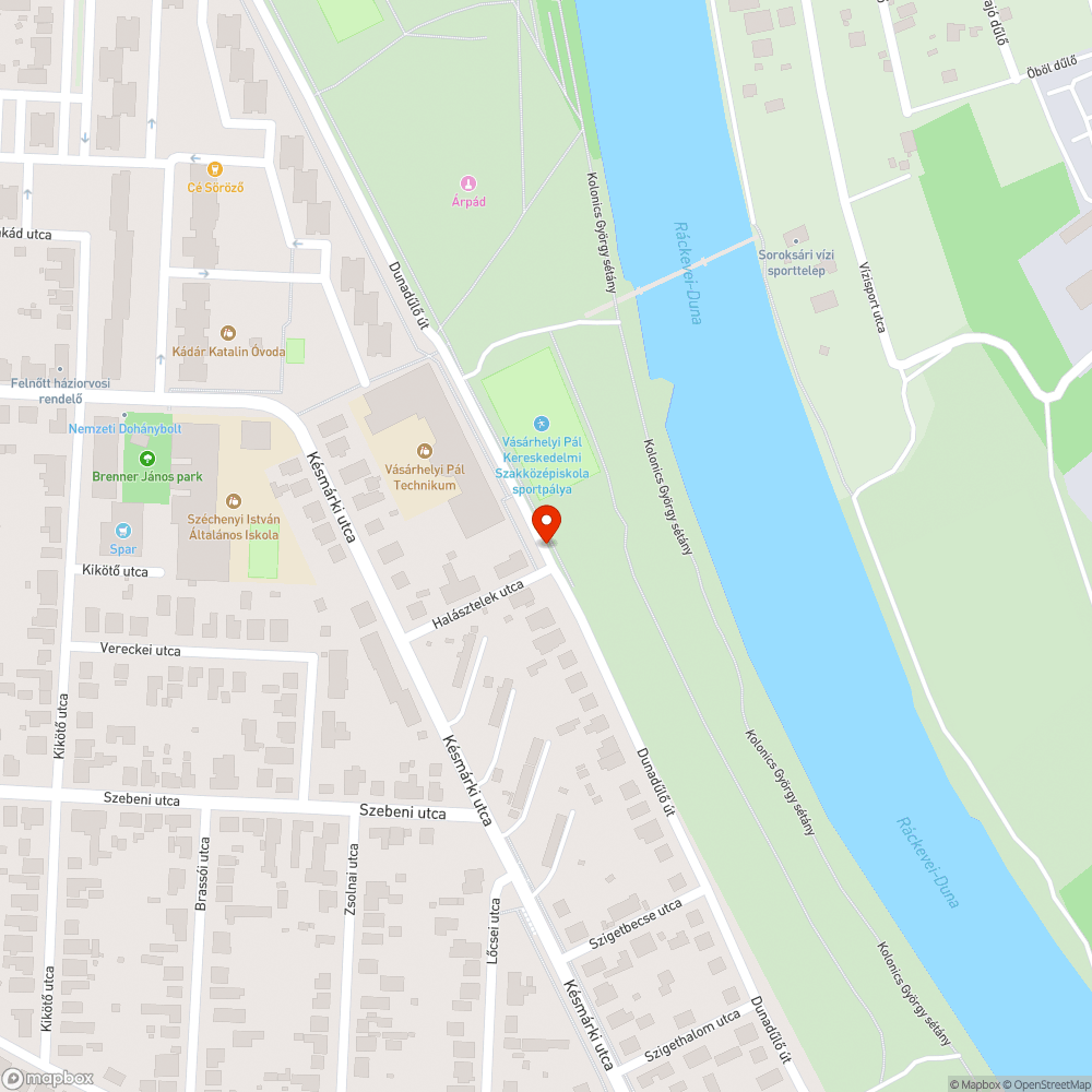 Sok parkoló autó egy szűk utcában. bejelentés helye