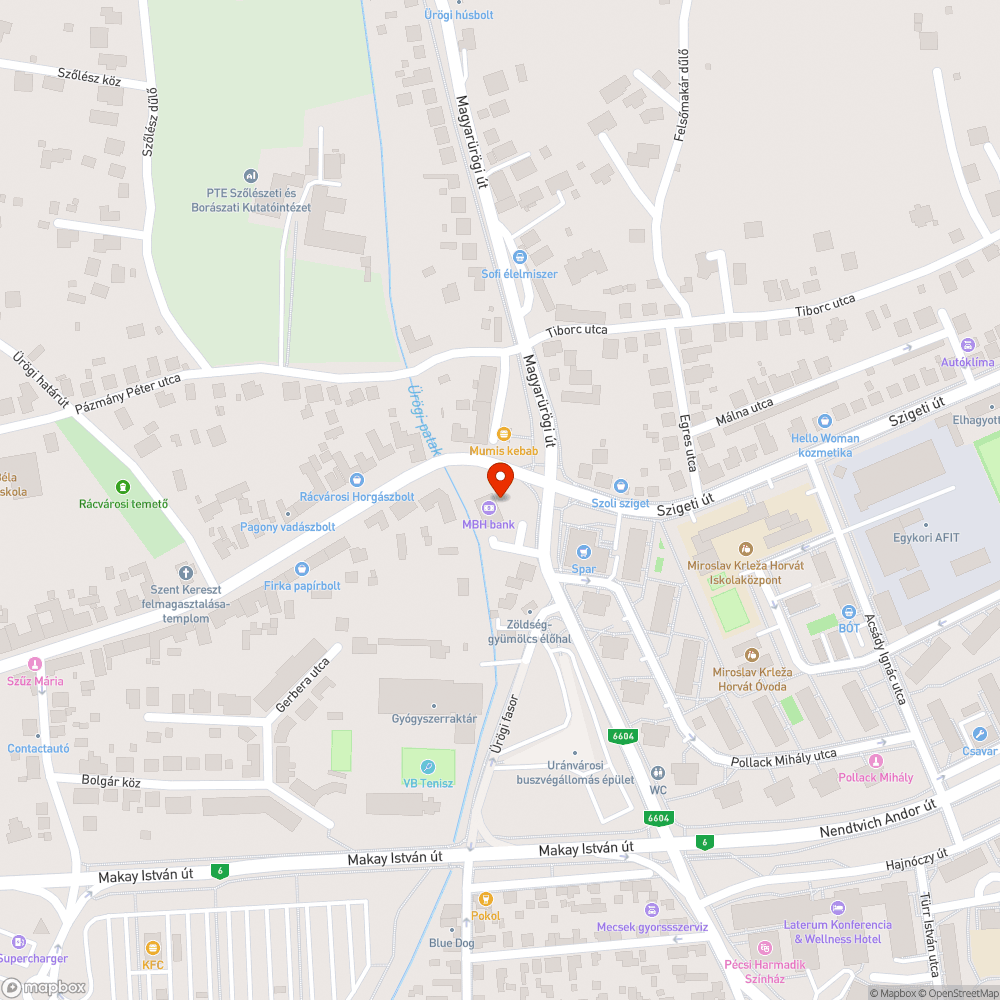 Autók parkolnak a kerékparútra bejelentés helye