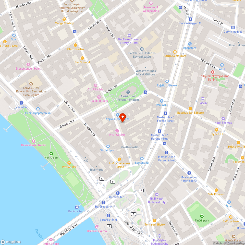 Szorosan parkolósáv mellé festett kerékpáros nyom bejelentés helye