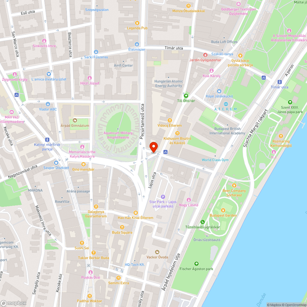 Terelőnyíl(?) tábla földön fekszik bejelentés helye