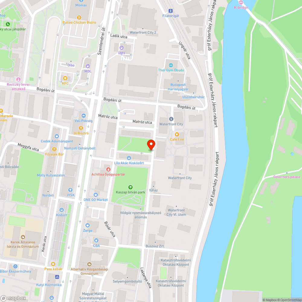 Az oszlopon mindenfelé elfordultak a táblák bejelentés helye