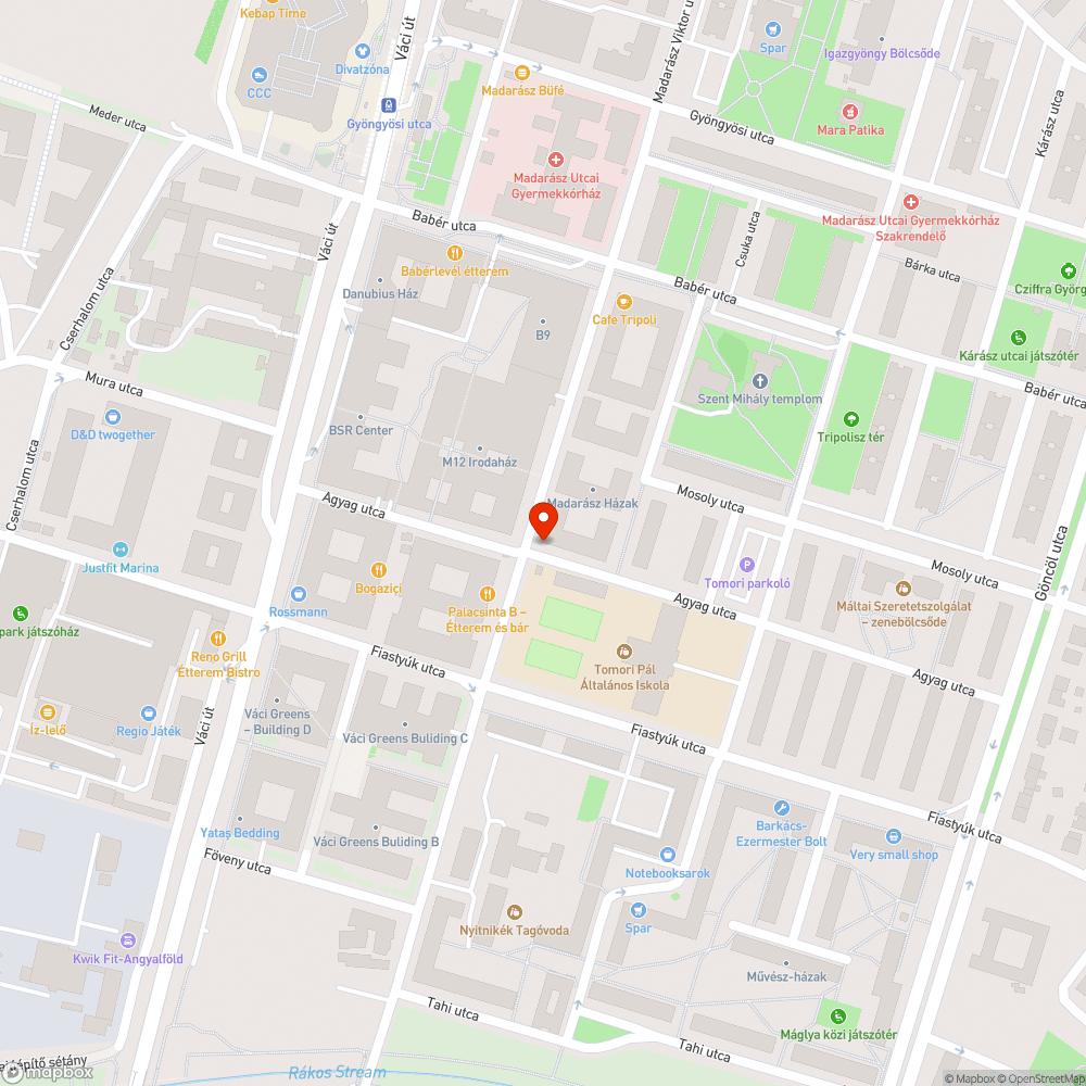 kresztáblát fa takarja, elfordulva bejelentés helye