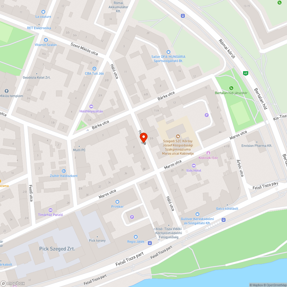 Beton oszlopok a zöldsávban. bejelentés helye