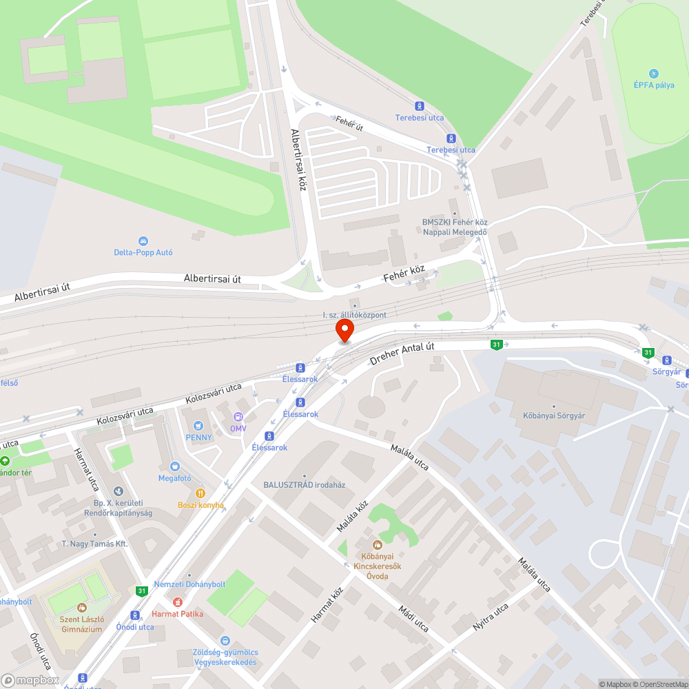 A villamos sínek mentén otthagyott kőkupac bejelentés helye