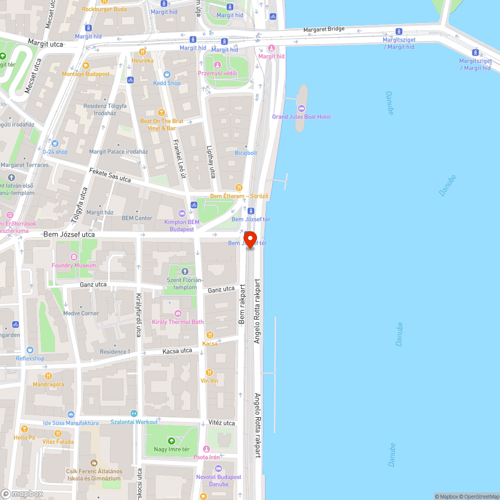 Benőtt bokrok szűkítik le a kerékpárutat a Bem rakparton bejelentés helye