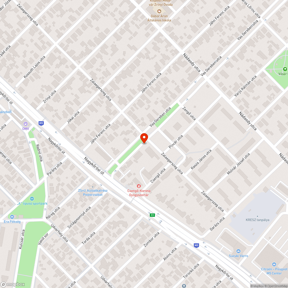 A törött autó körül rengeteg szemét bejelentés helye