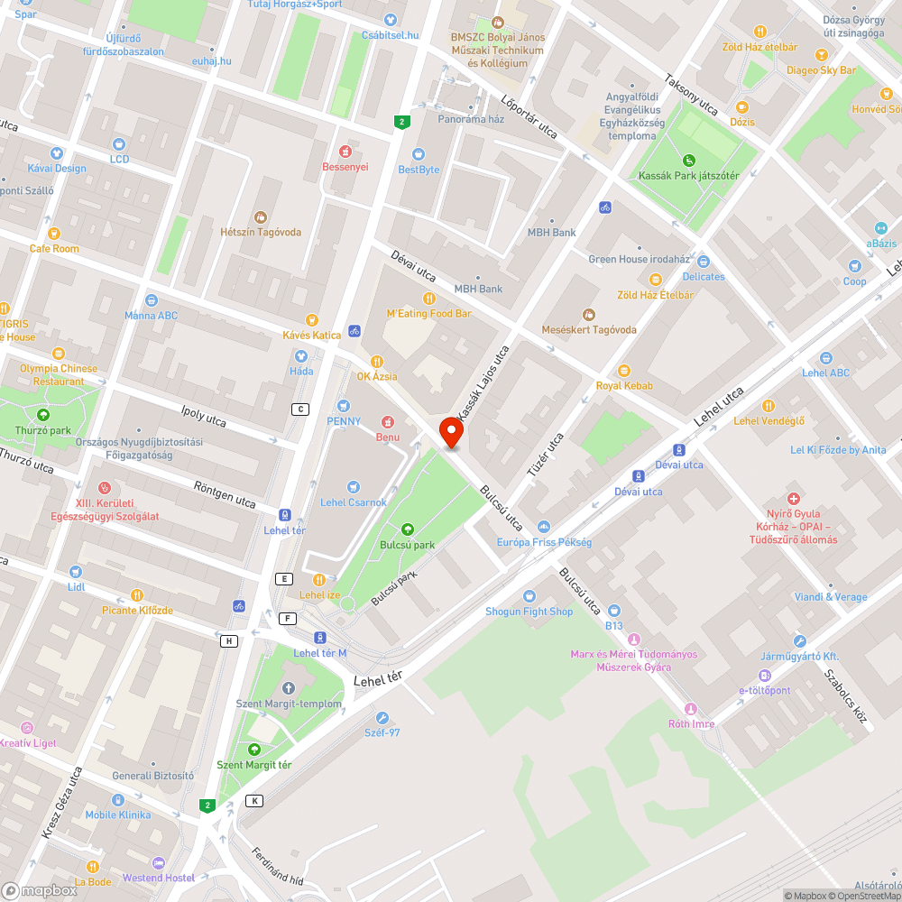 Kerékpársávon keresztbe parkoló autók - évek óta bejelentés helye