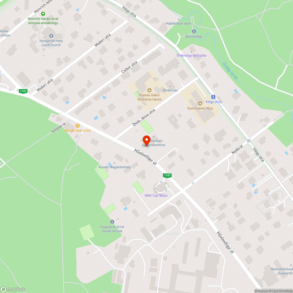 Az egyik csatornafedél a járdán lyukas bejelentés helye