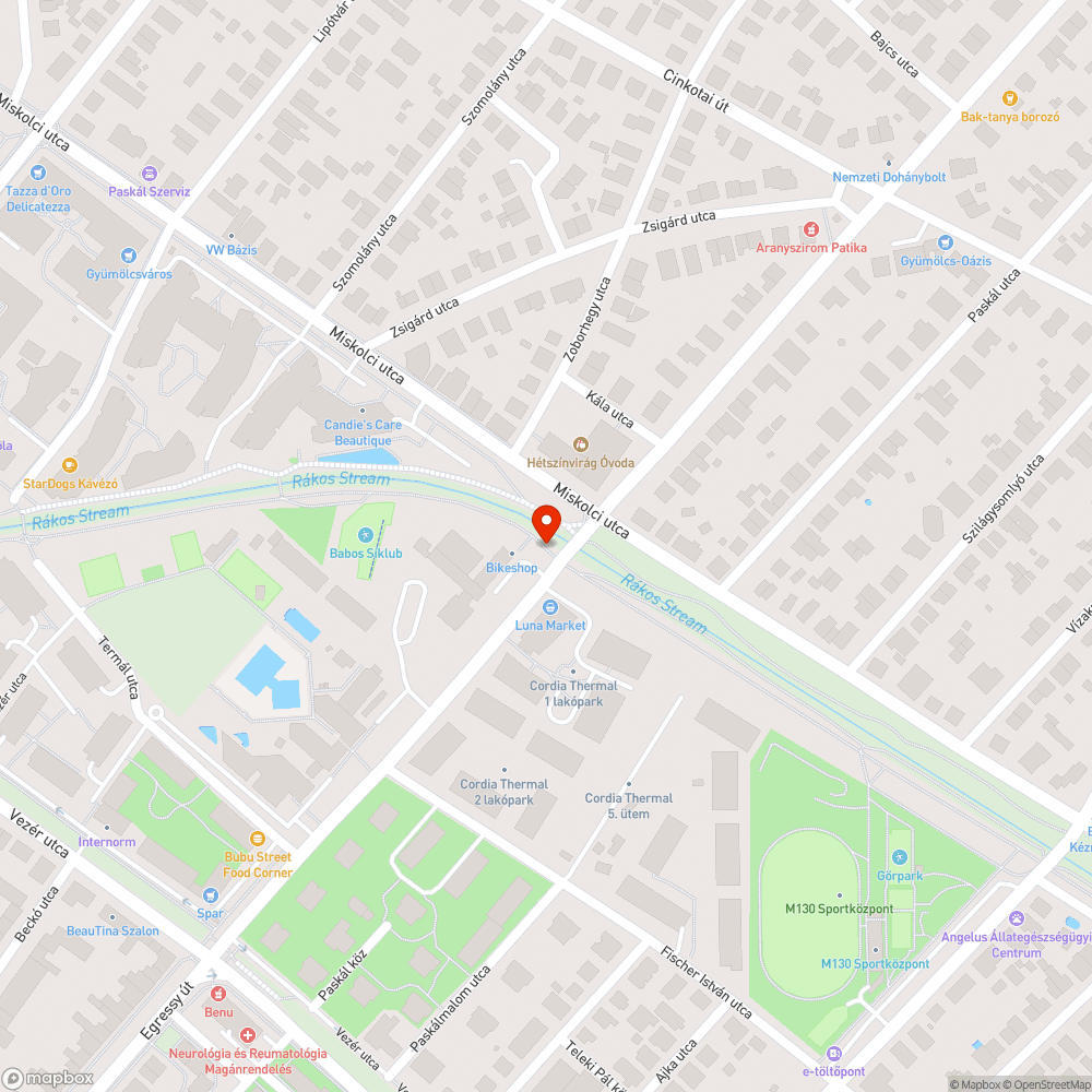 Félbe hajlott fém oszlop bejelentés helye