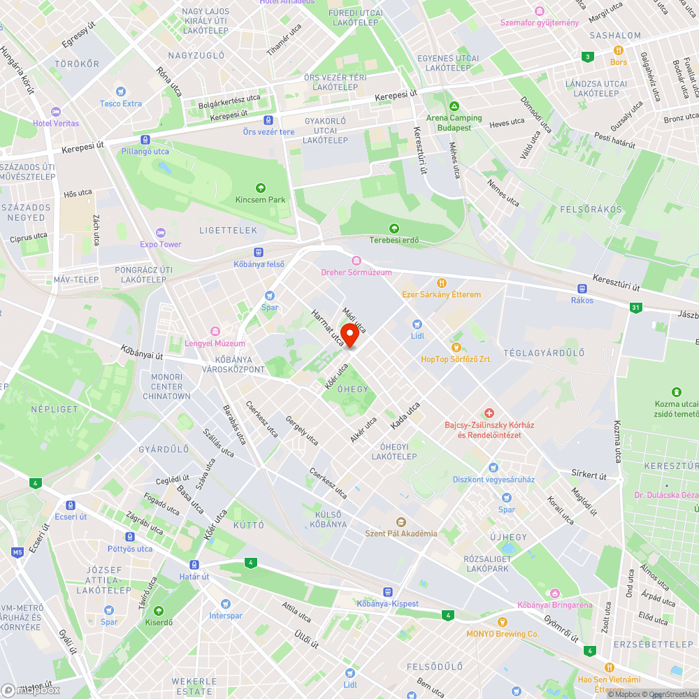 "kreatívan" újrafestett buszváró bejelentés helye