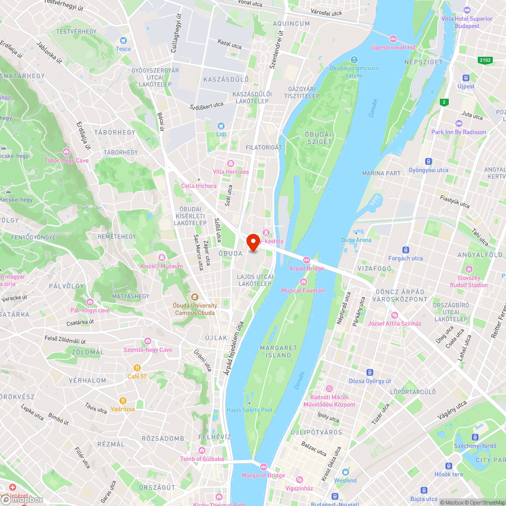 Fáradtan pihenő poller a Korona tér sarkán bejelentés helye