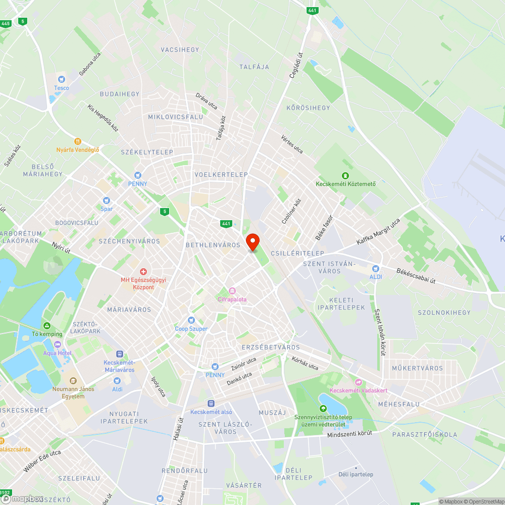 Csupasz közúti lámpaoszlop a vasútkerti buszmegállóban. bejelentés helye