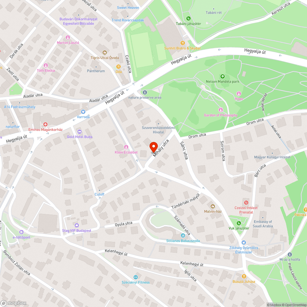 Buszmegálló mellett járdára kihajló növényzet bejelentés helye