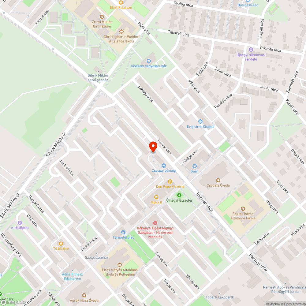 Fa takarásában lévő KRESZ tábla bejelentés helye