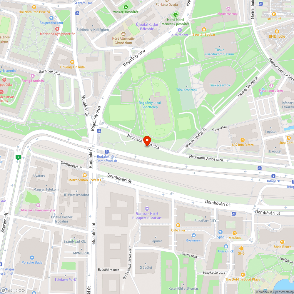 200 autó parkol a füvön bejelentés helye