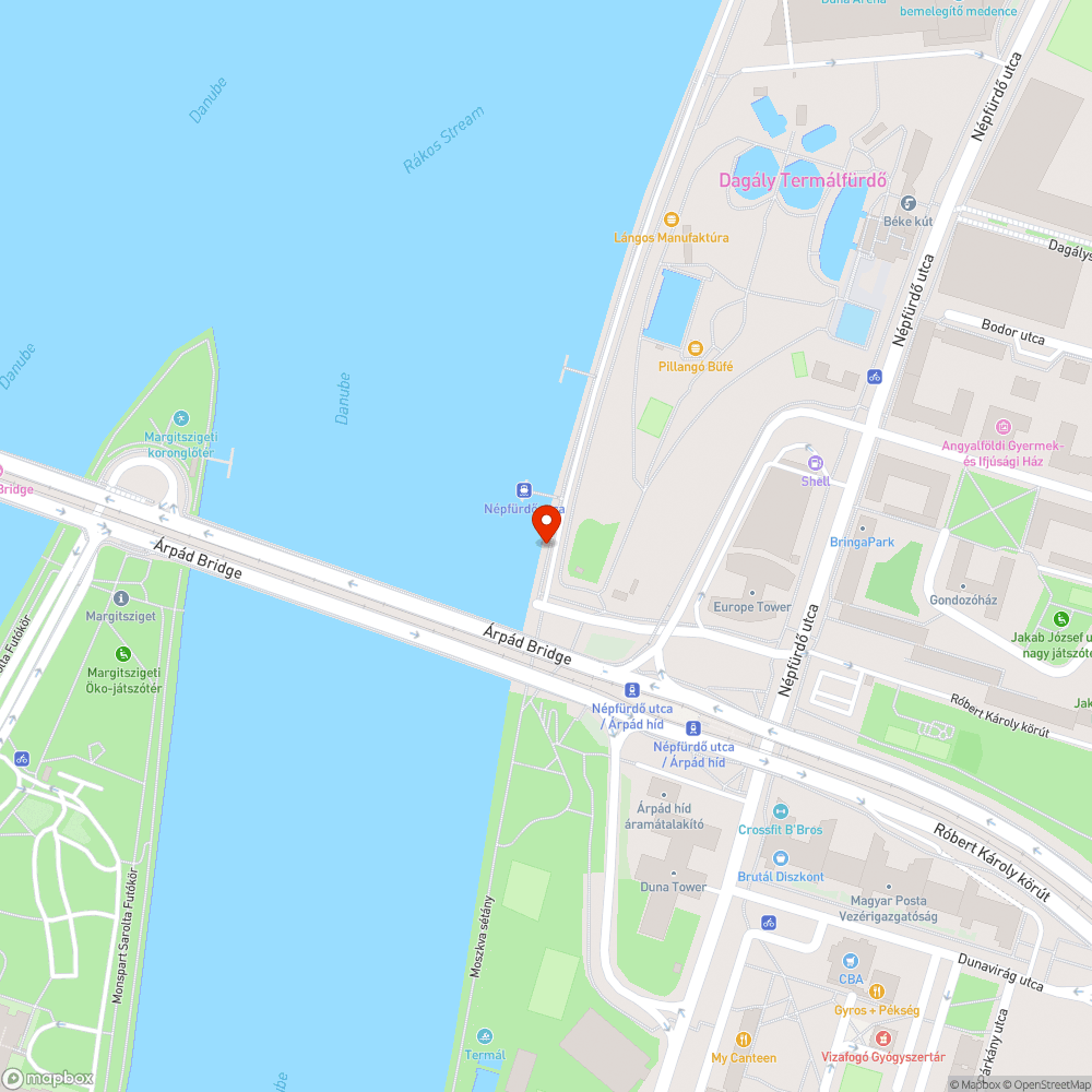 Vas oszlopok maradványa áll ki az út kövezetéböl bejelentés helye