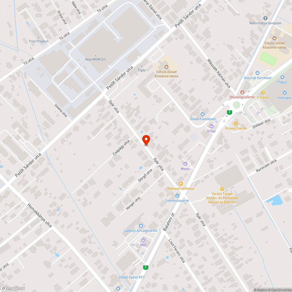 Gyár utca közepén kátyú bejelentés helye