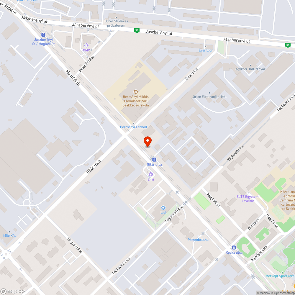 Eldobált szeméttel teli parkoló bejelentés helye