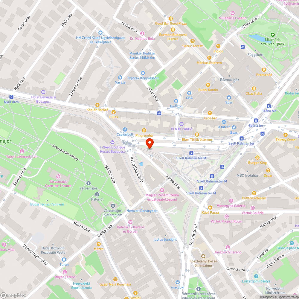 A gördeszka szobor össze van festve. bejelentés helye