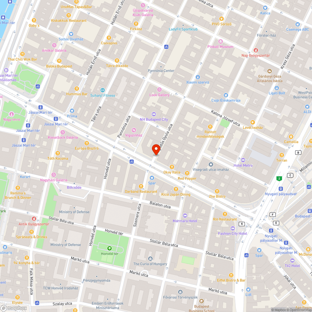 Kitört pollerek az épületnek támasztva bejelentés helye