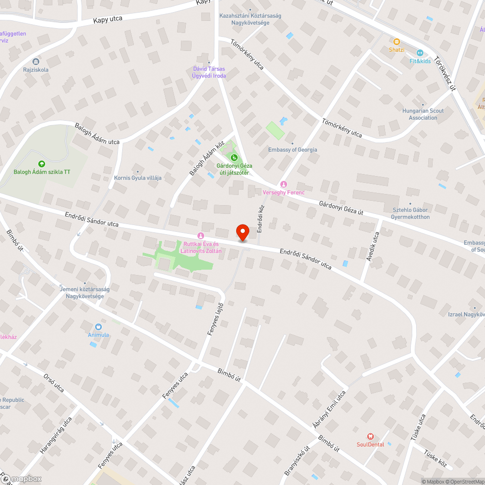 Úttesten elhelyezett nagyméretű virágtartó bejelentés helye