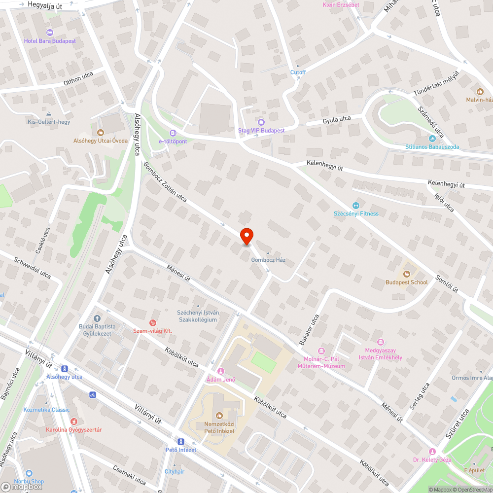 Beszűkülő járda, esőben víz alatt bejelentés helye