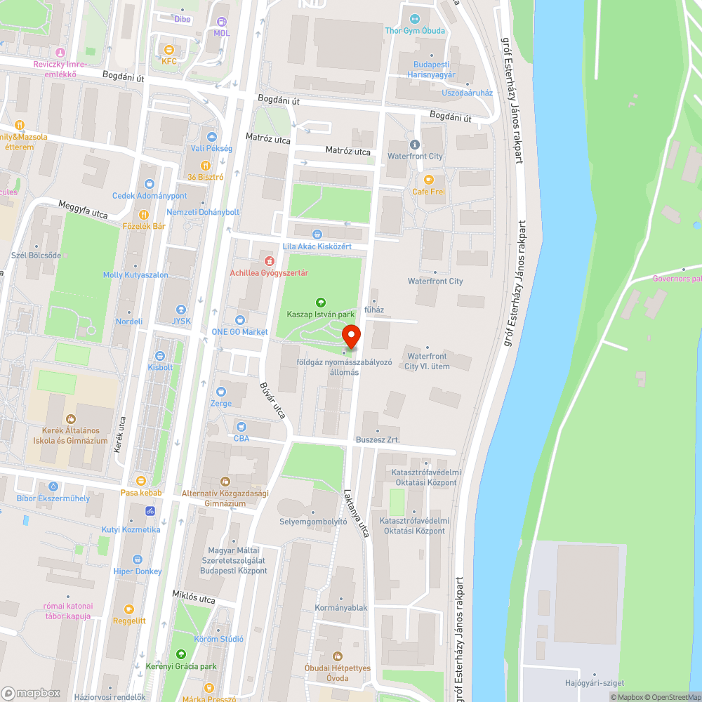 Mély kátyúk az úttesten, repedezett aszfalt ami hamarosan kátyúvá válik bejelentés helye