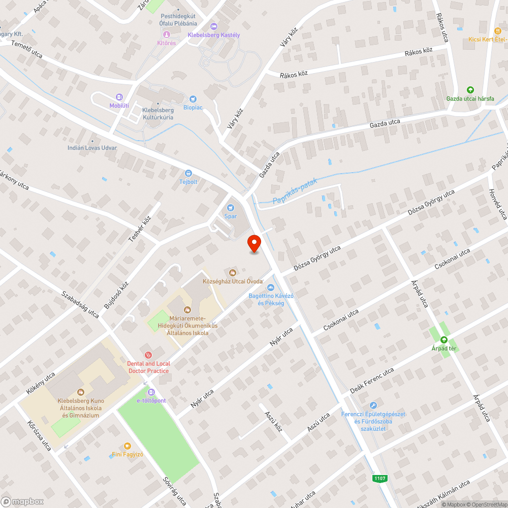 Parkoló helyen hatalmas kátyú bejelentés helye