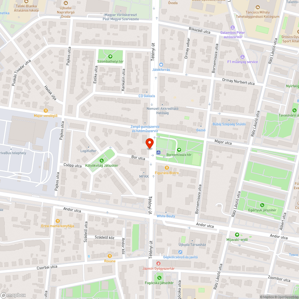 Busz megállóban áll a víz bejelentés helye