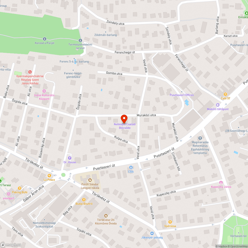 Rendszeresen a járdán parkoló autók bejelentés helye