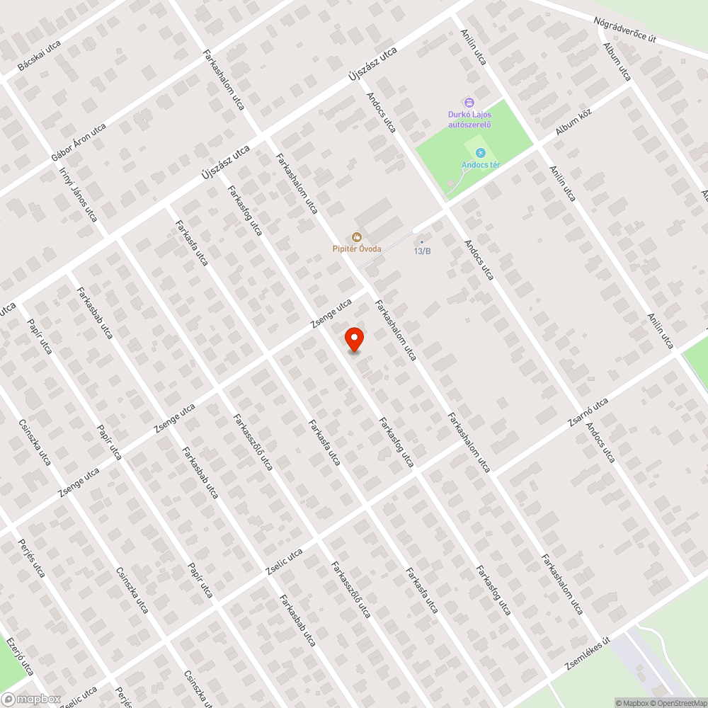 A bokor tavaly óta félig eltorlaszolja a járdát bejelentés helye