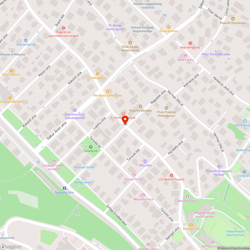 Megrongálódott oszlopok és hiányzó tükör bejelentés helye