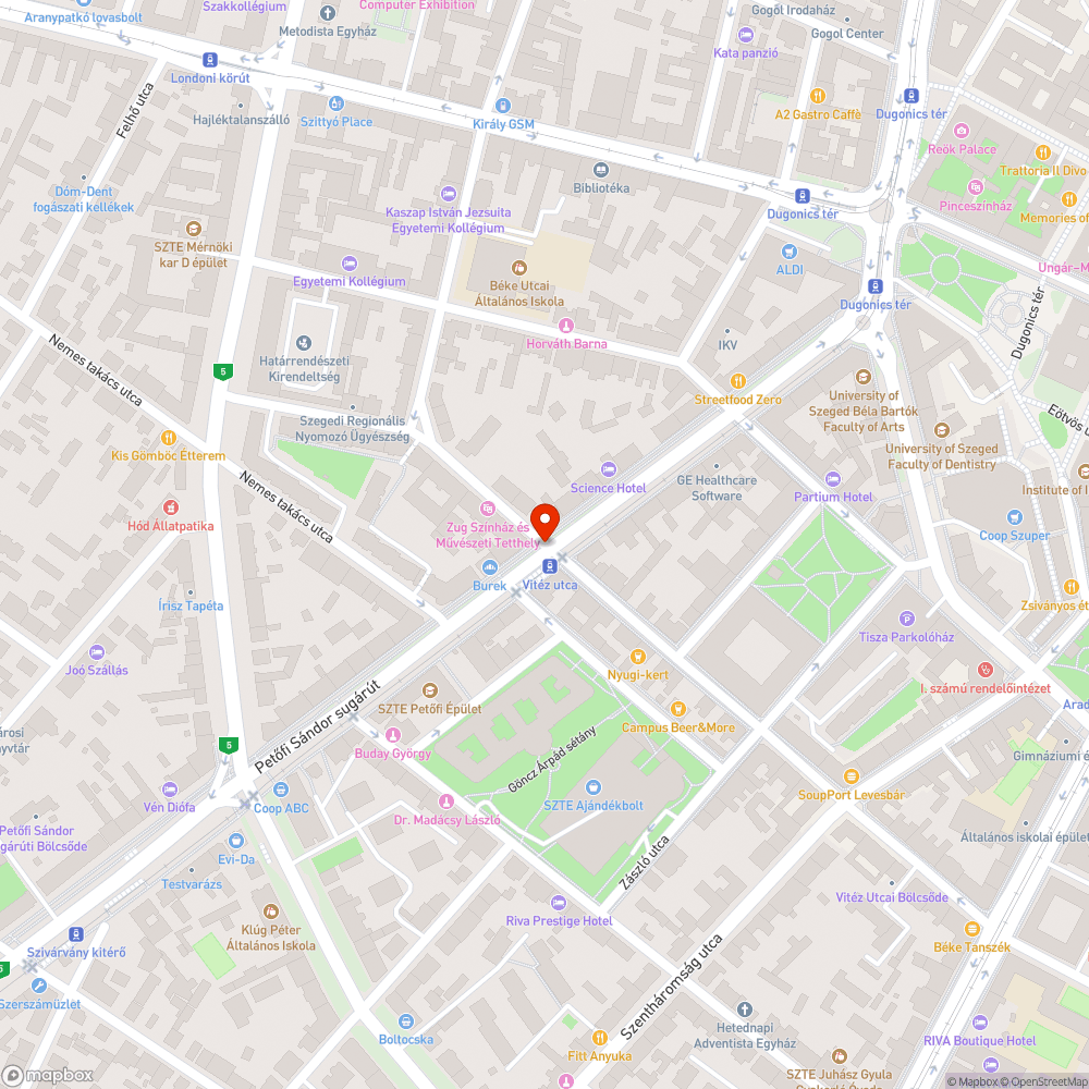 Alacsony és sérült táblák, sárkupac az oszlopok körül bejelentés helye