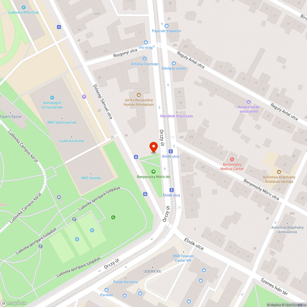 Benyovszky Móric park cserjéi között sok a szemét bejelentés helye