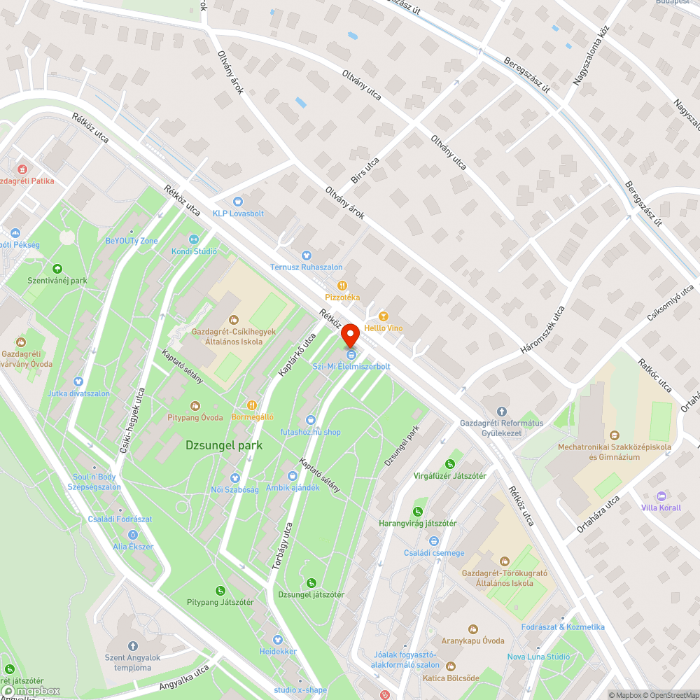 Panelház parkolójaban hónapok óta tárolt utánfutó bejelentés helye