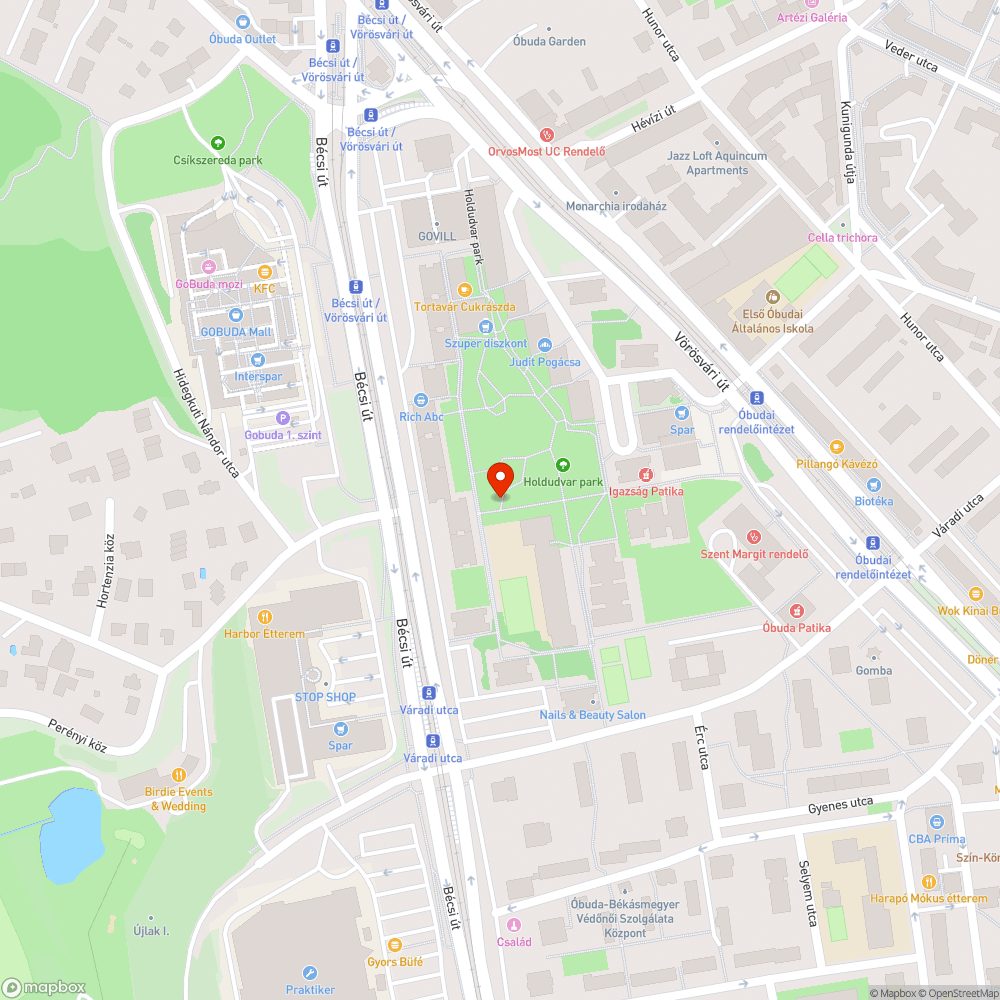 Fenyőfák és fatörzs a parkban bejelentés helye