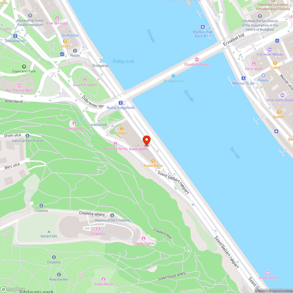 Rozsdás oszlopok a Rudas fürdő előtt bejelentés helye